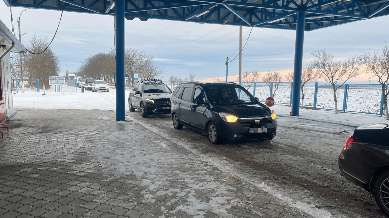 Многокилометровые очереди на одесской трассе: движение к молдавской и румынской границе парализовано