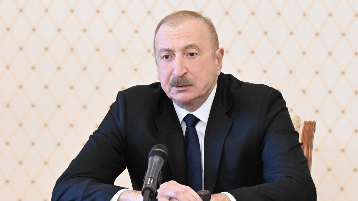 Алієв на тлі військової техніки