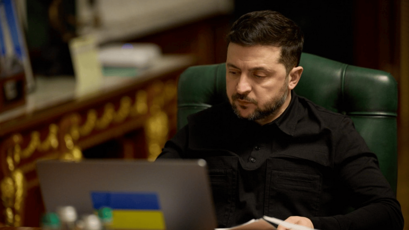 Зеленський слухає доповідь переговорників