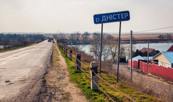 Шахед попал в автомобиль на мосту через Днестр: погибла мать, которая прикрыла дочь