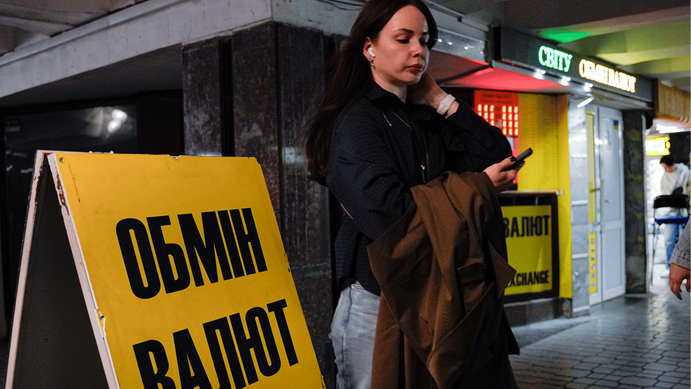 НБУ снял все лимиты: с декабря банки свободно продают наличную валюту