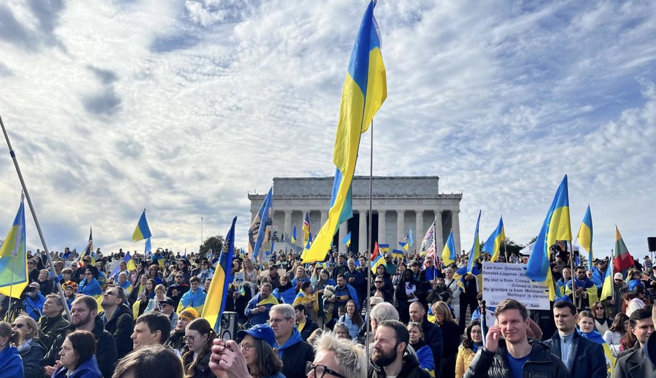 Люди на акції підтримки України