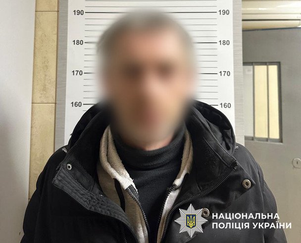 Pracownicy myjni w Kijowie okradli klientkę. Policja odzyskała 24 tysiące dolarów i euro