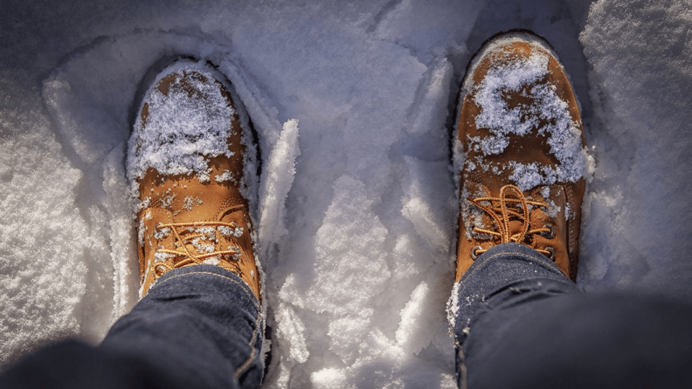 Mróz poniżej -20°C? Oto 5-minutowy sposób na ocieplenie butów kartonem falistym
