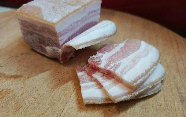 Sekret miękkiej skórki na boczku: kluczowy krok przed soleniem