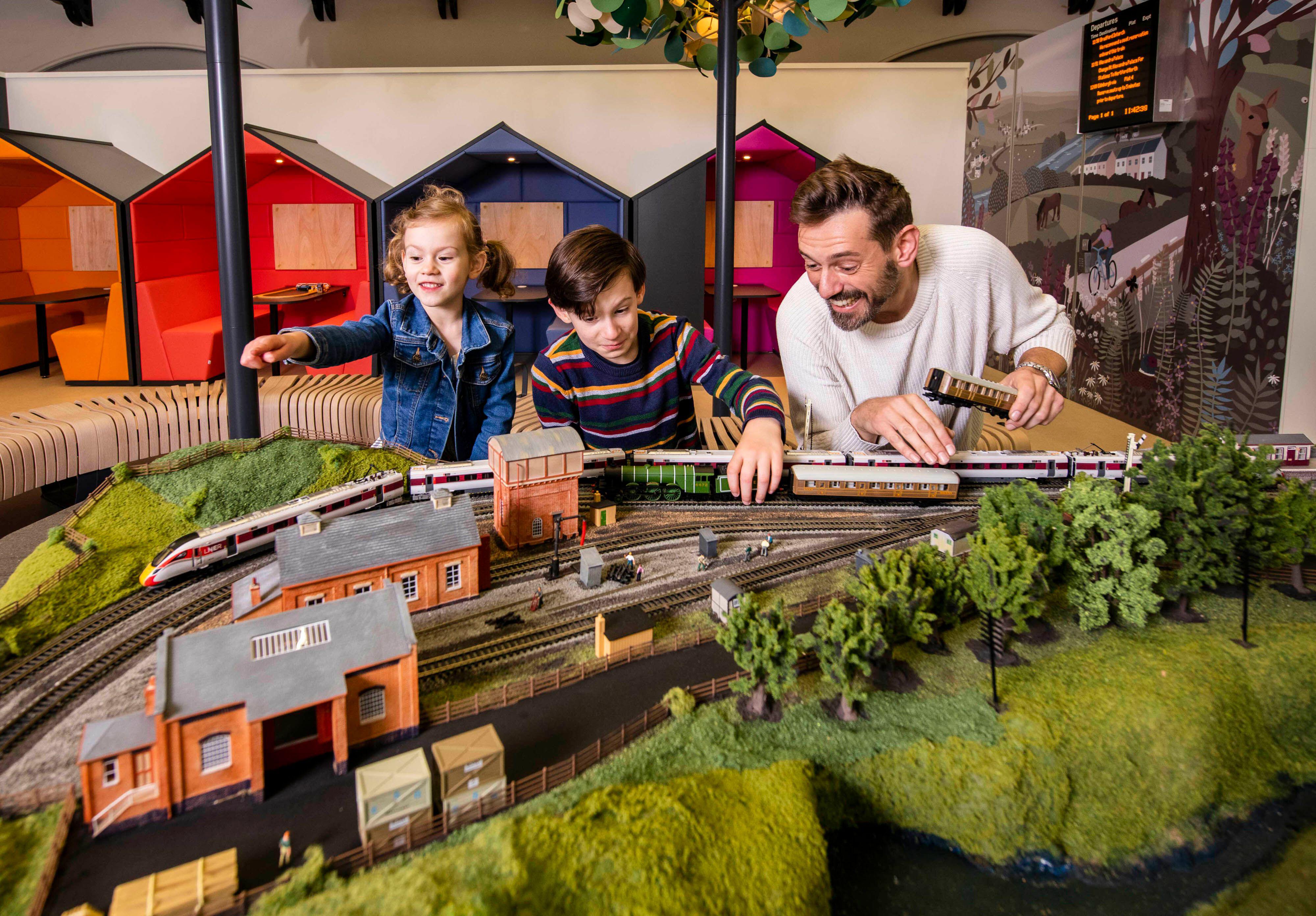 Долги производителя Scalextric и Airfix