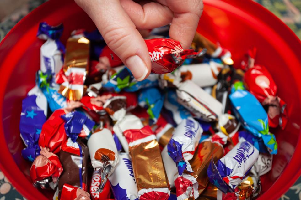 У Tesco різко знизили ціни на різдвяні набори цукерок: деталі акції