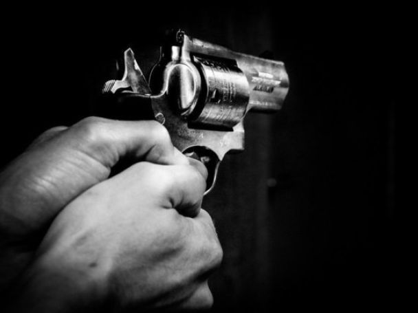Мать защищает ребенка во время стрельбы