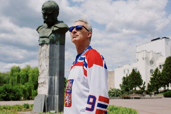 The legendary hockey player reacted to the participation of the two-time Stanley Cup winner in honoring the occupiers