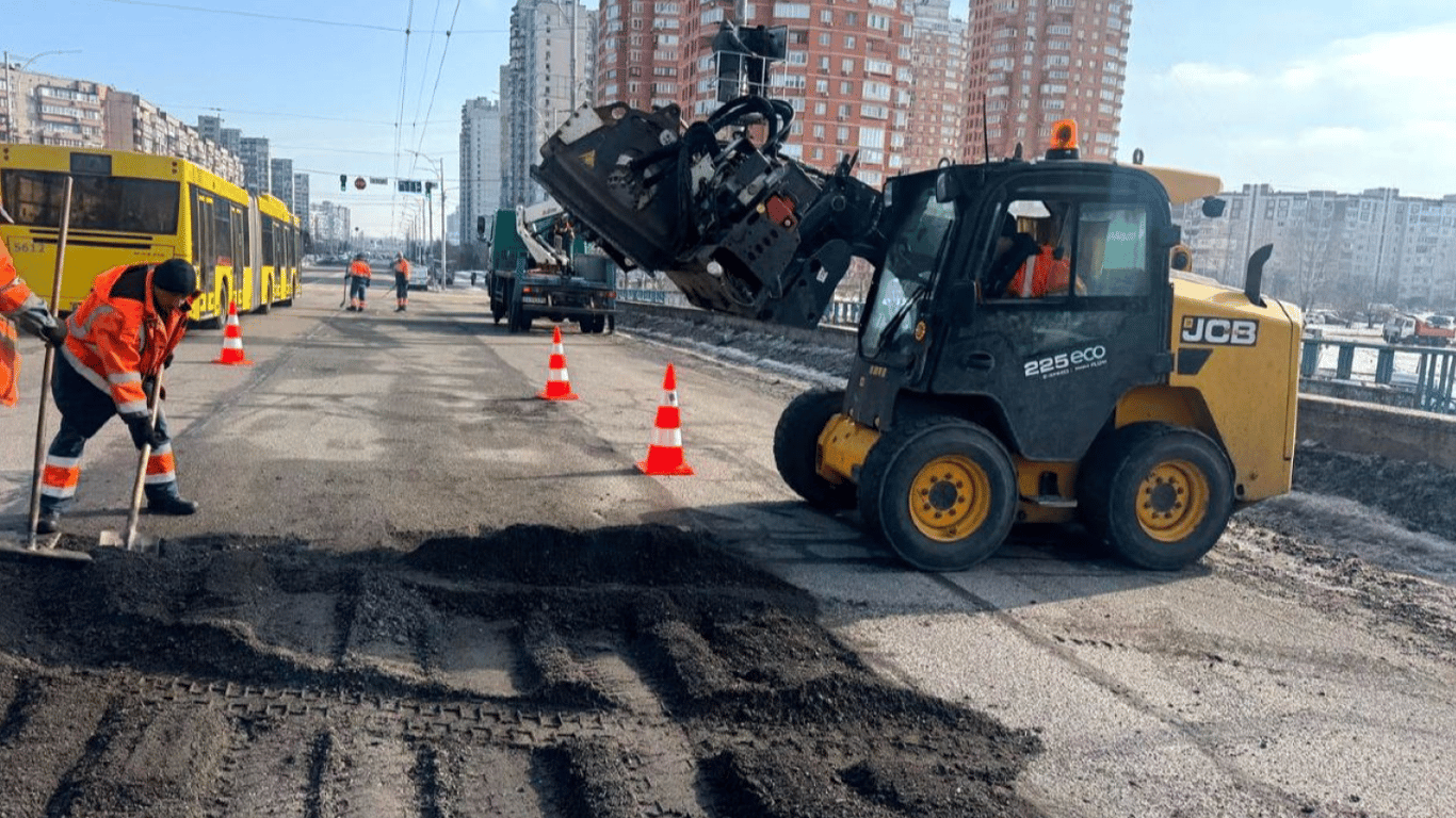 Військова техніка на дорогах