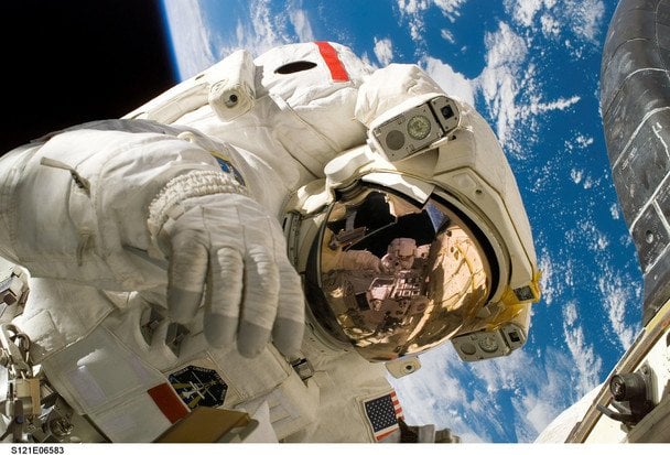 Колишній астронавт NASA про ефект огляду: чому економіка не головне для людства