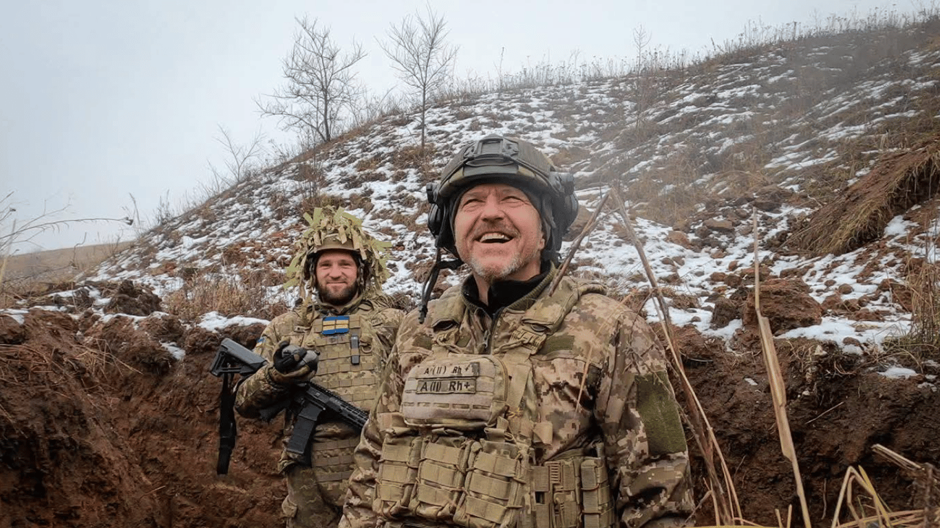 Військовий зустрічає родину після служби