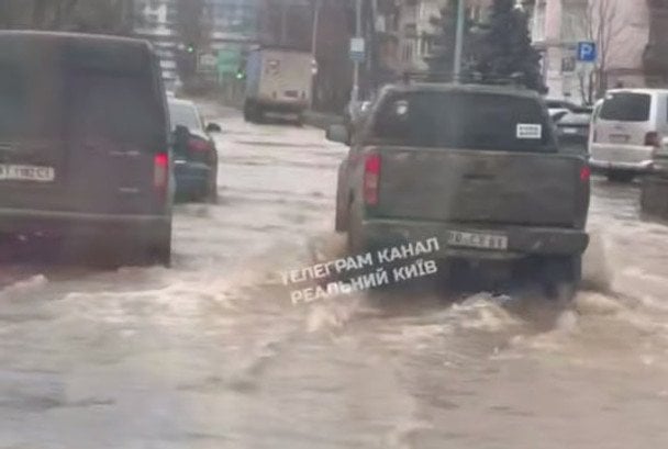 Авария на водопроводе в Киеве: затоплена улица и понижен давление воды