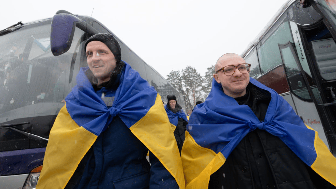 157 ukrainische Soldaten kehren nach Gefangenenaustausch zurück
