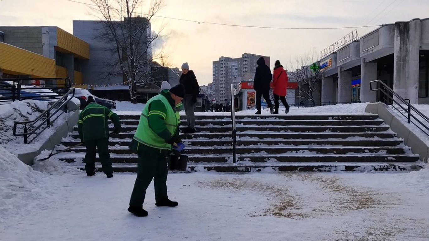 Снегопад в Киеве: коммунальщики задействовали сотни единиц техники и тысячи работников
