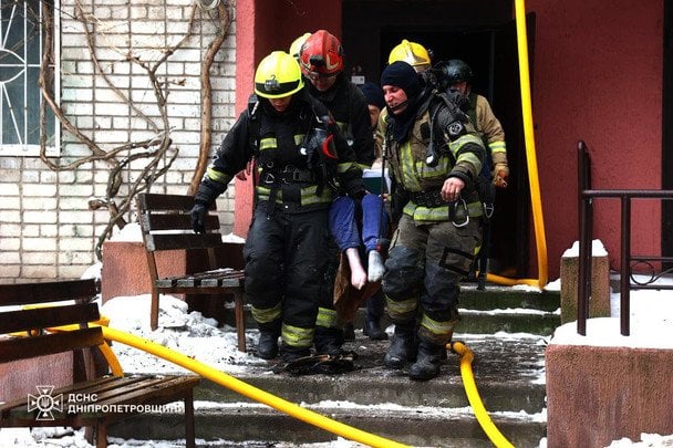 Dnipro nach Drohnenangriff: Sechs Verletzte und ein zerstörter Hochhausblock
