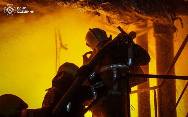 Одесский порт подвергся обстрелу: повреждения и пожар после ночного удара