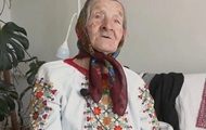 93-letnia Ukrainka wyszyła koszule dla całej rodziny: 4 synów, 10 wnuków, 15 prawnuków
