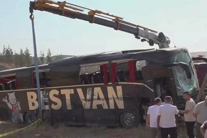 Турция: автобус с пассажирами перевернулся, 27 человек пострадали