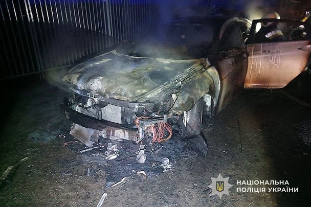 Сожжённый автомобиль из-за ревности в Днепре