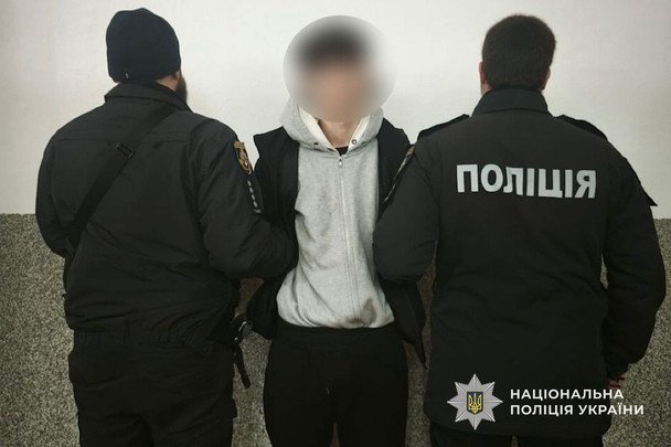 Dnipro: Napastnicy w wieku 16 i 17 lat zaatakowali nożem żołnierza. Grozi im dożywocie
