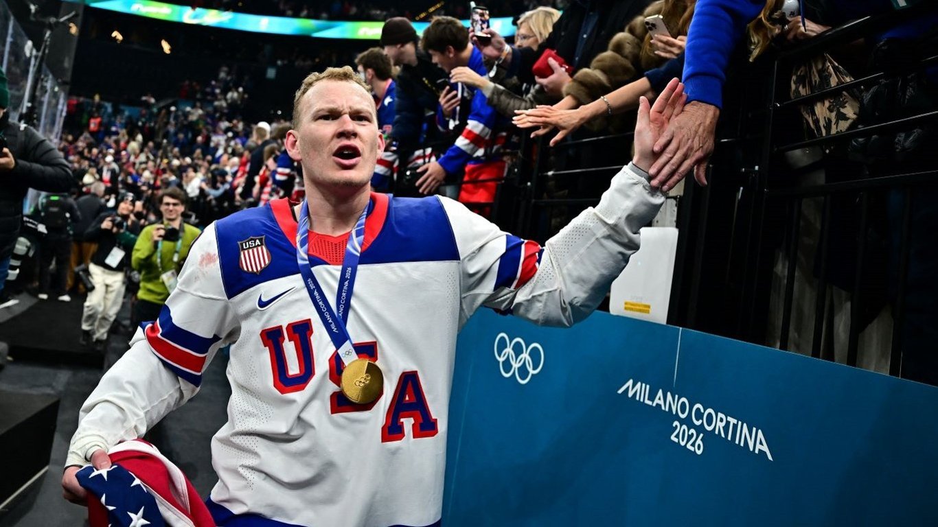 Brady Tkachuk demaskuje sfałszowane nagranie. Wideo z jego rzekomą wypowiedzią opublikował Biały Dom