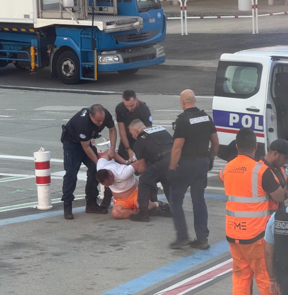 Пасажир Ryanair намагався відкрити люк у польоті: його силою зняли з рейсу