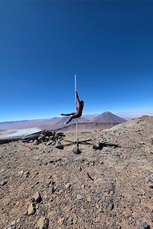 Na wulkanie, na wysokości 5834 m n.p.m.: 57-letnia Australijka ustanowiła rekord w tańcu na rurze