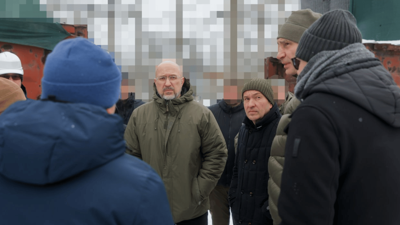 Premier Schmyhal inspiziert beschädigtes Kraftwerk in Kiew und berät mit Energieexperten
