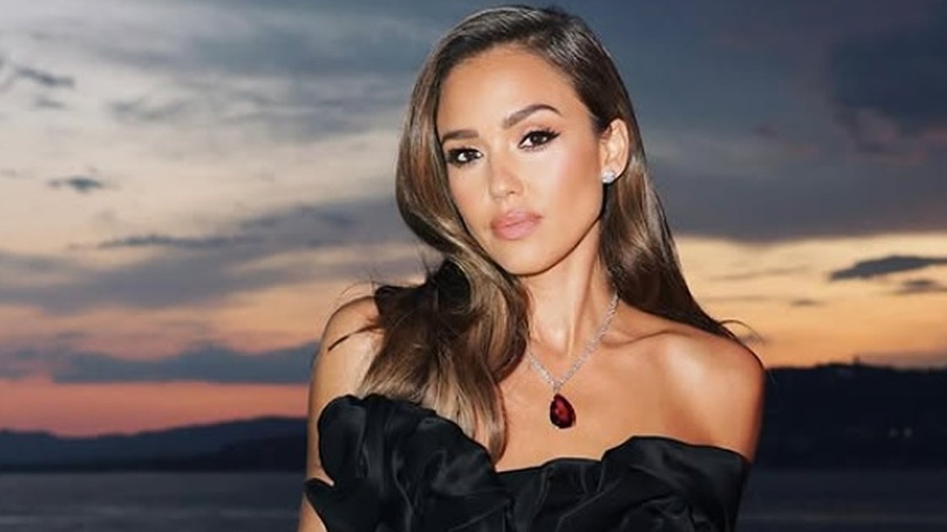Jak Jessica AlbA na nowo definiuje wystrój salonów: powrót tkaniny bouclé