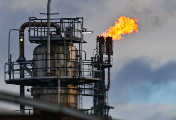 Рост нефтяных котировок выше $100 может принести России выгоду на фоне ближневосточного конфликта