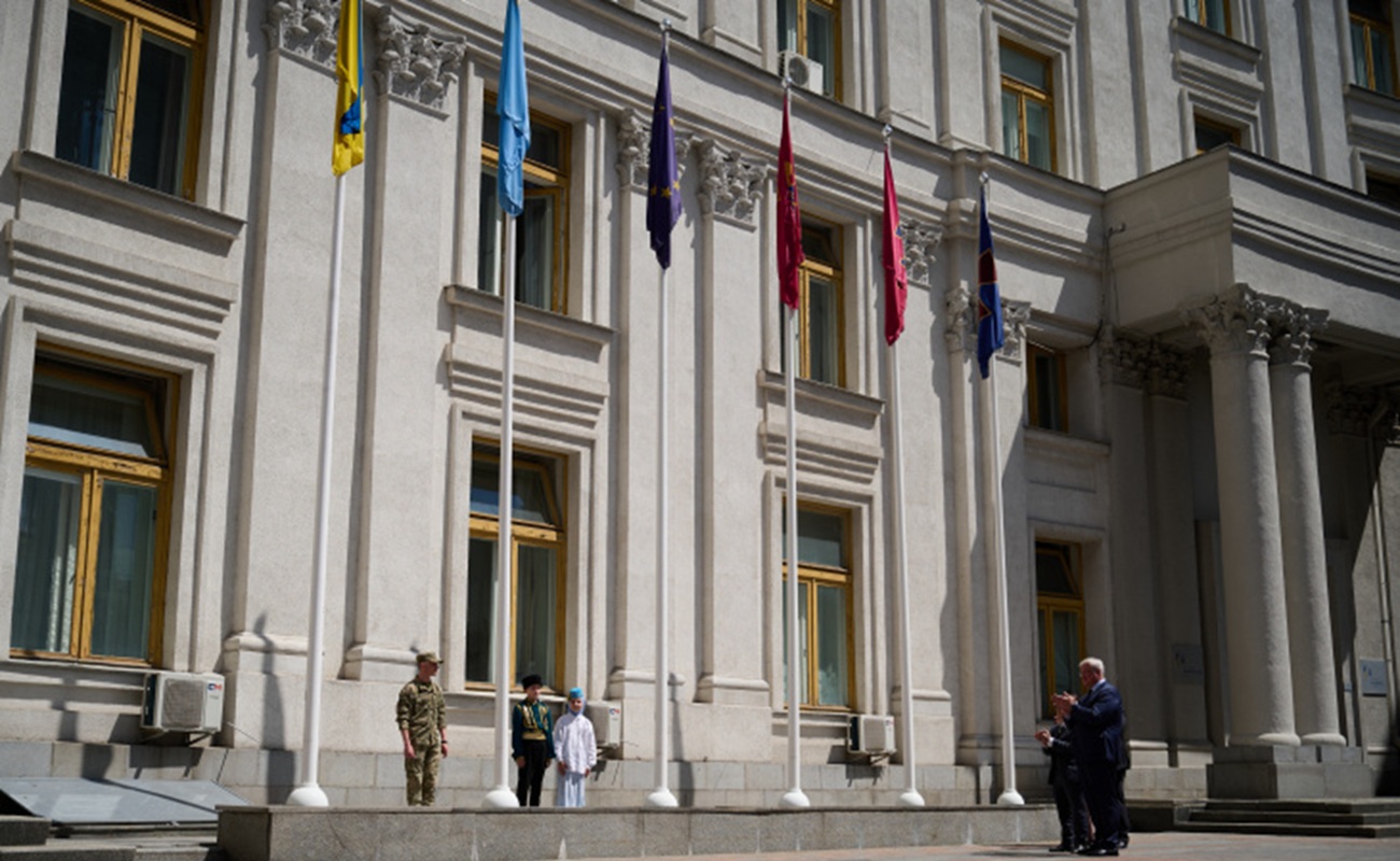Crimean Tatar Flag Raised in Kyiv: What It Signals About Crimea’s Future Under Ukrainian Control
