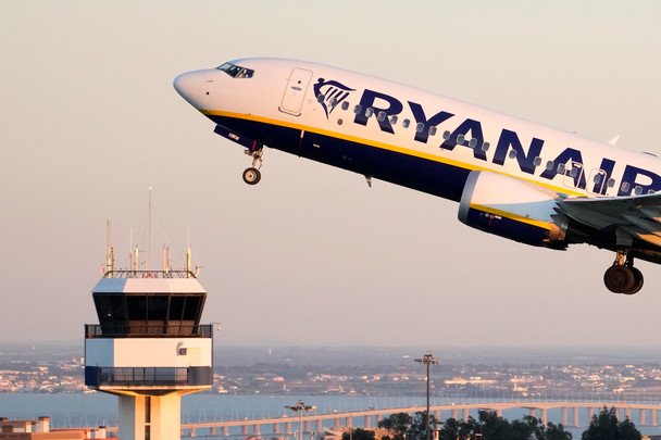 Самолет Ryanair на взлетной полосе
