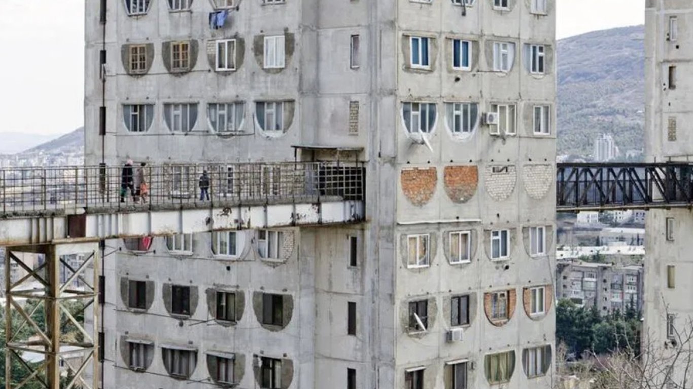 Мости між будинками в Тбілісі