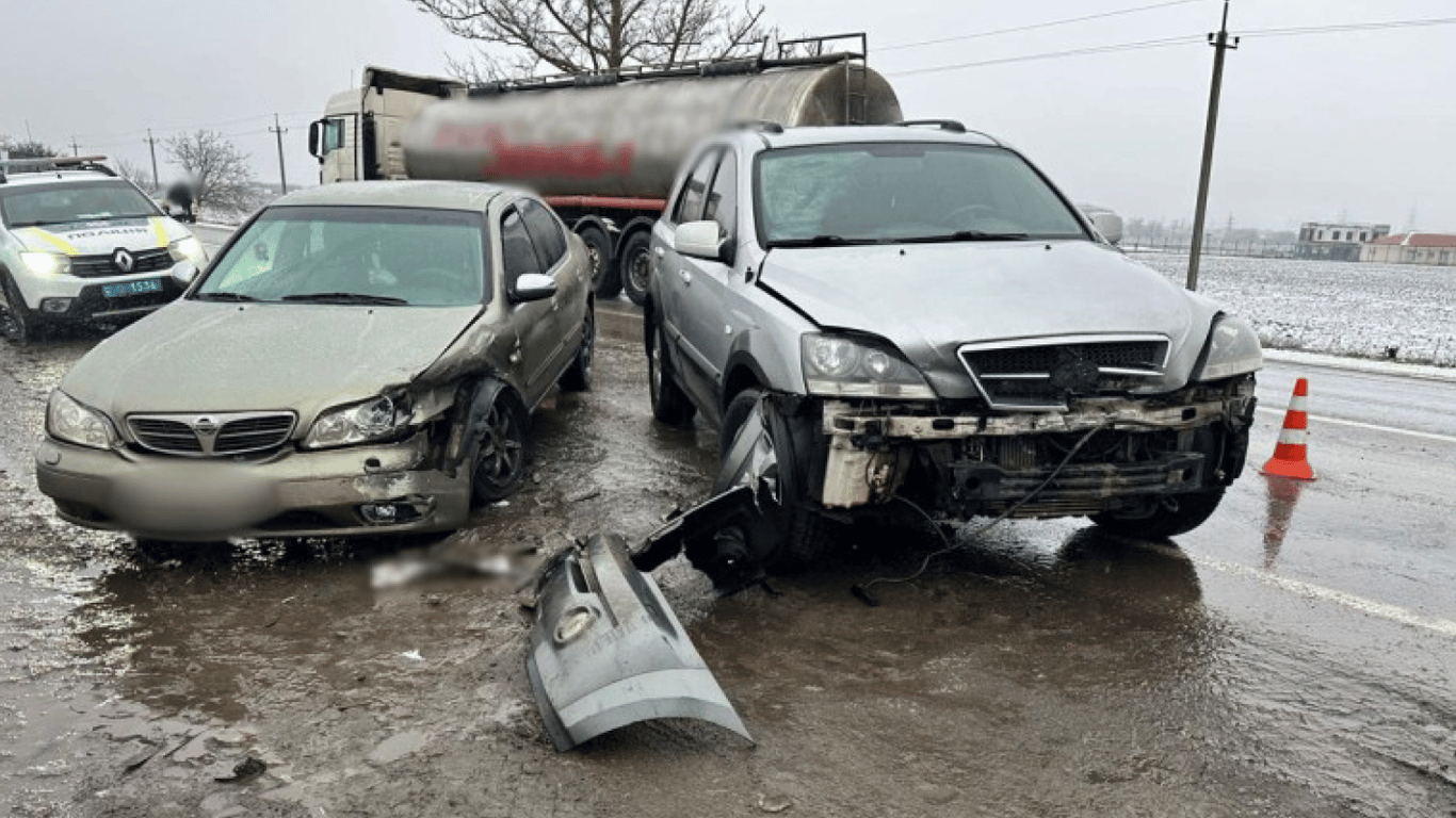 Гололед и туман в Одесской области привели к цепочке аварий: есть пострадавший