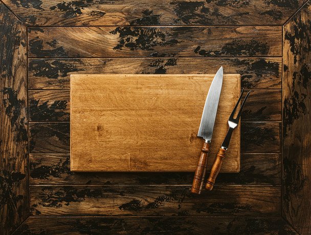 Te produkty niszczą drewniane deski do krojenia – lista pięciu winowajców