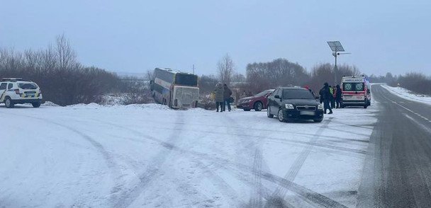 Три пассажирки пострадали в аварии автобуса на трассе Львов-Луцк