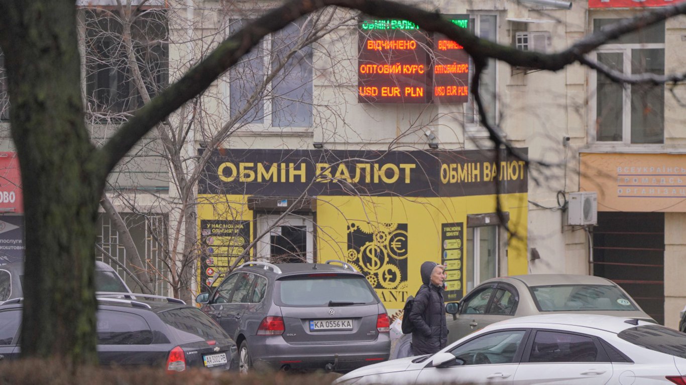 Доллар обновил рекорд в Украине: причины и прогнозы экспертов