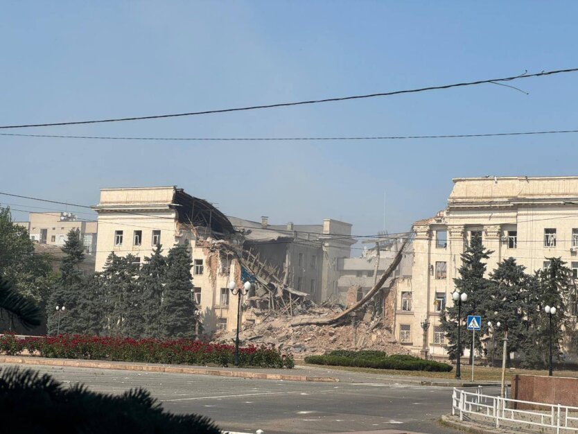 Абсолютно больные существа: Зеленский жестко отреагировал на разрушение Херсонской ОГА