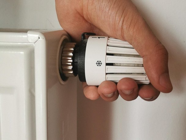 Krok po kroku: jak ocieplić okna folią spożywczą i aluminiową w mieszkaniu