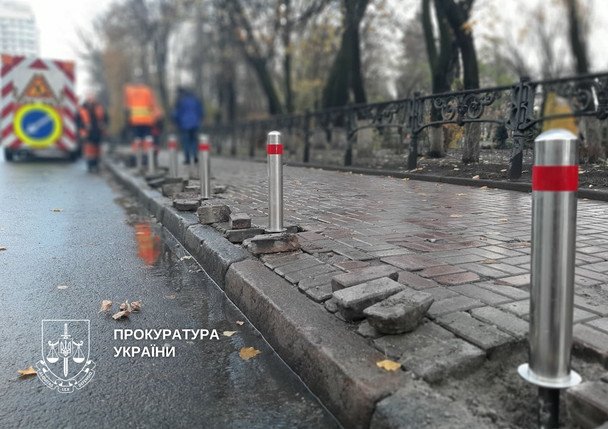 Чиновник в Киеве предстанет перед судом из-за некачественных парковочных столбиков