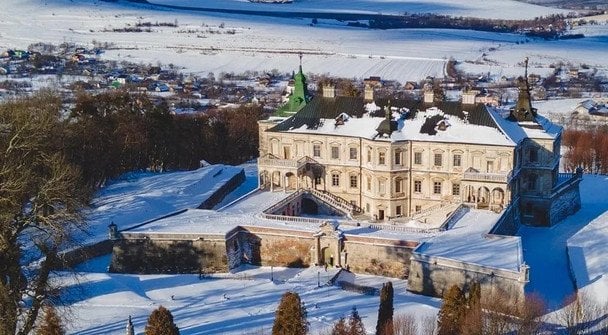 Зимний замок в снегу на Львовщине