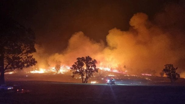 Пожар в Австралии уничтожает дома