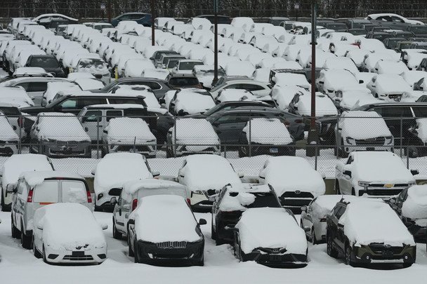 Киев в снежном плену: транспорт работает почти в полном составе, но пробки парализуют город