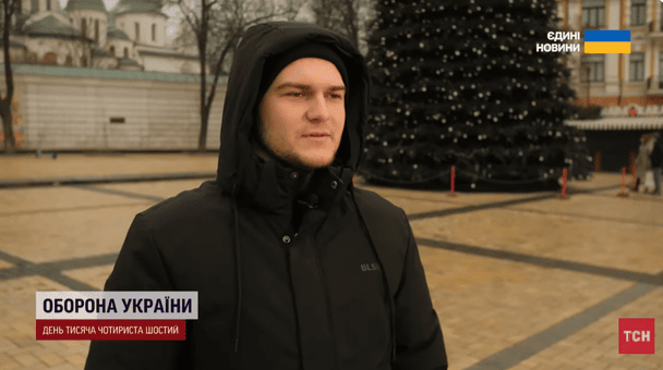 Волонтер співає пісню з полону