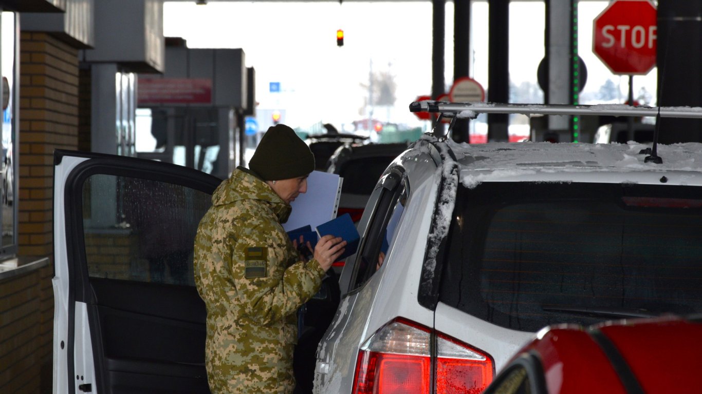 Черга вантажівок на кордоні з Польщею