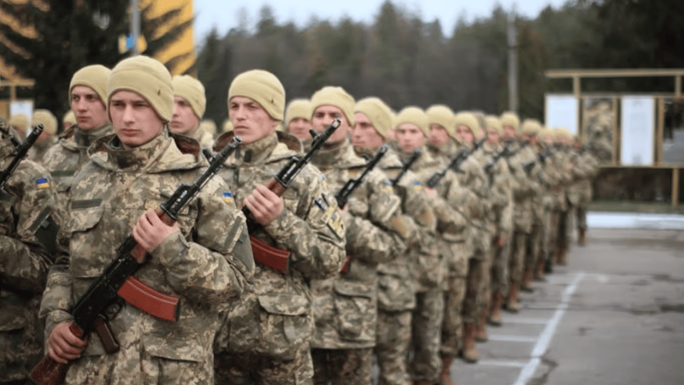Чоловіки призовного віку на мобілізації
