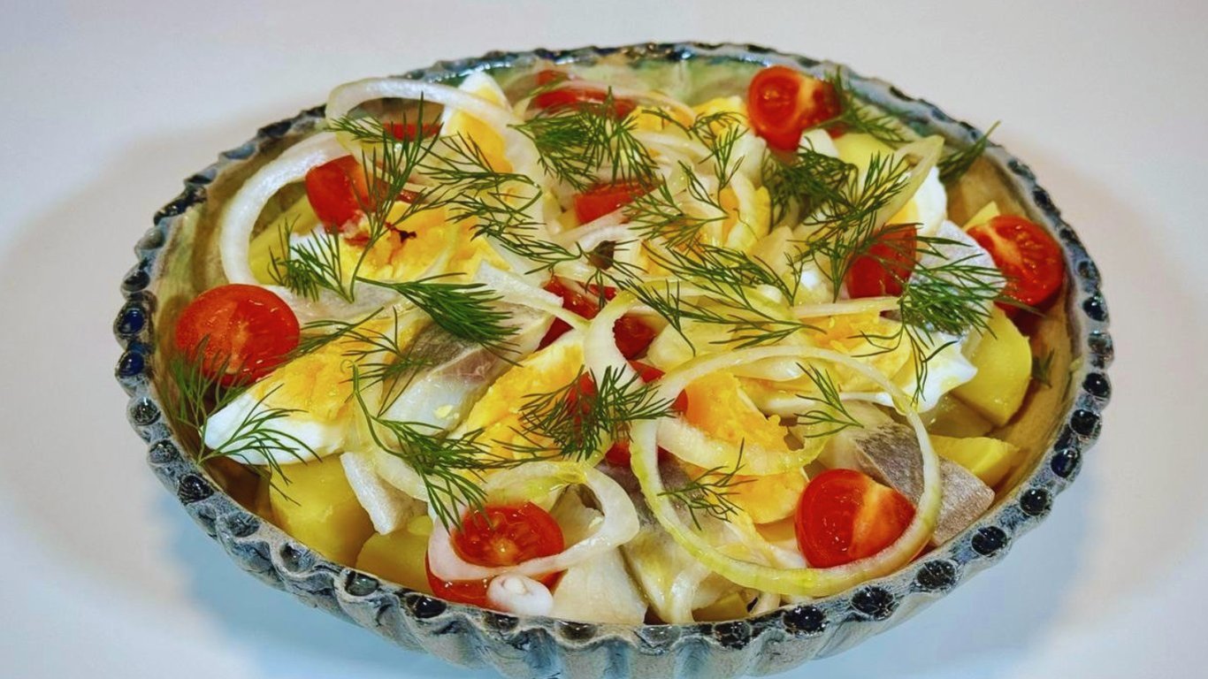Салат с селедкой на столе