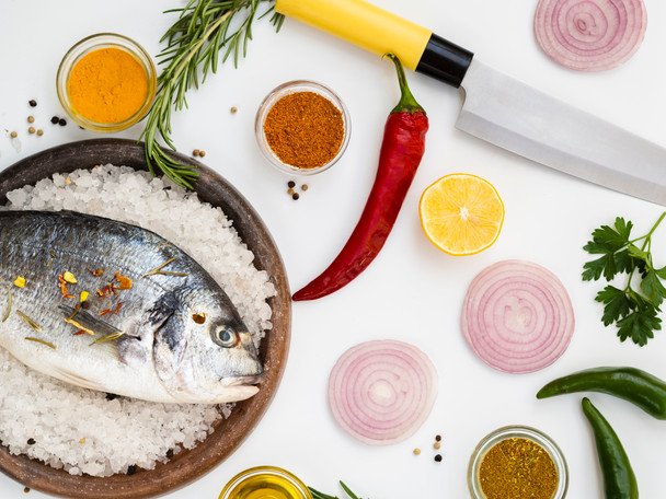 Dlaczego kolendra eliminuje zapach smażonej ryby? Sekret kuchennej walki z aromatem