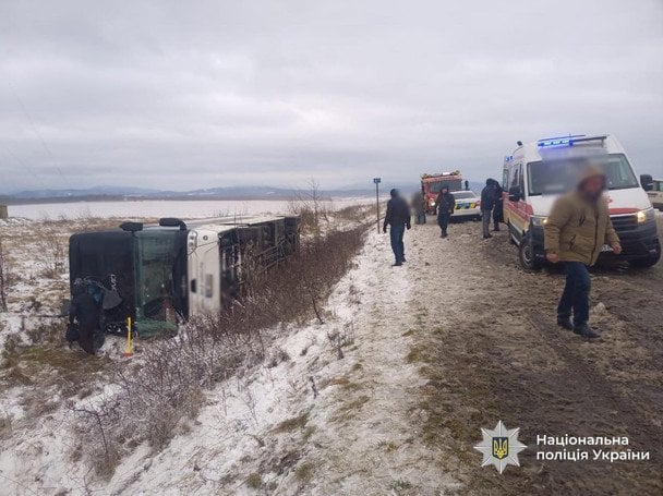В Калушском районе автобус с 30 пассажирами слетел в кювет: есть погибший